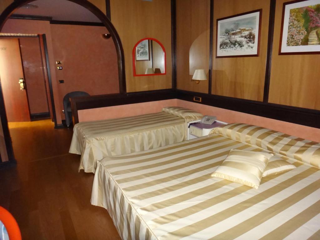 Benny Hotel Катандзаро Номер фото